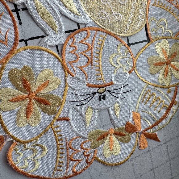 easter - spring round table clots - Picture 3 of 5